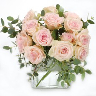 Τρυφερό μπουκέτο με ροζ τριαντάφυλλα