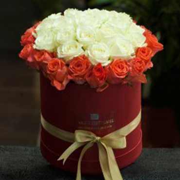 Κουτί με λευκά και πορτοκαλί τριαντ΄άφυλλα