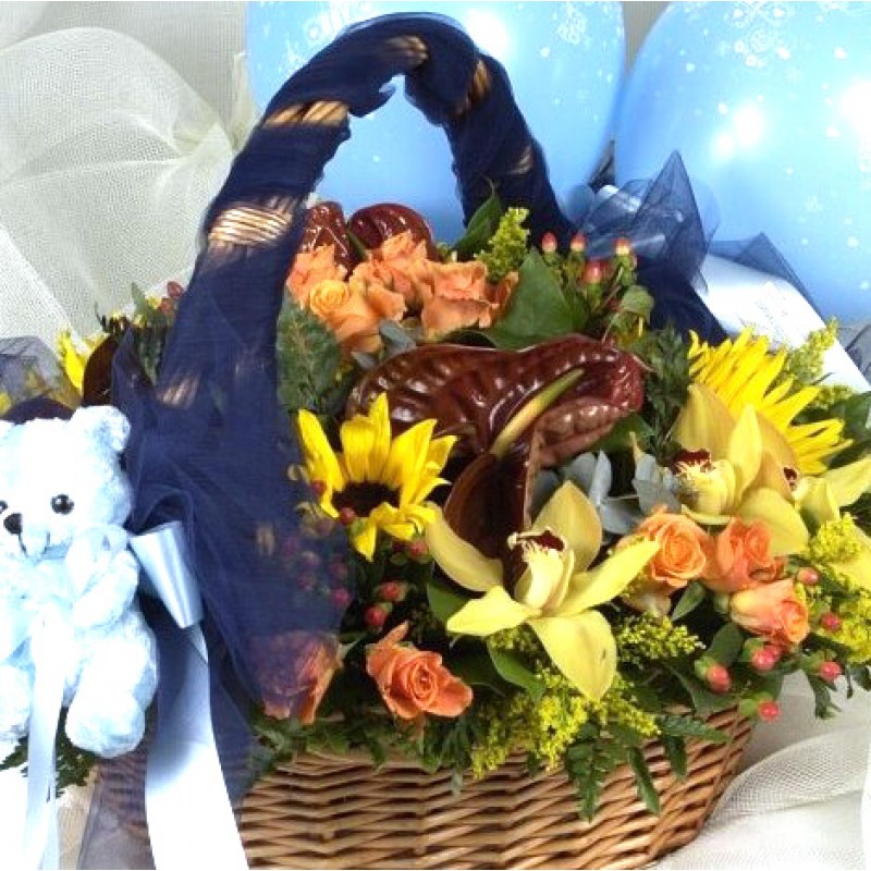 Καλάθι με άνθη και αρκουδάκι για νεογέννητα αγοράκια